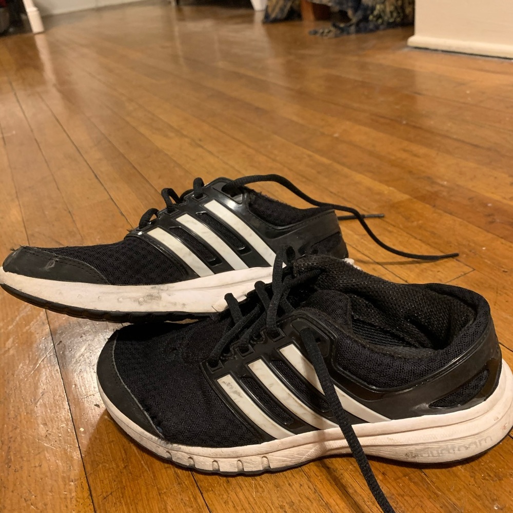 WOMENS ADIDAS RUNNING SHOE